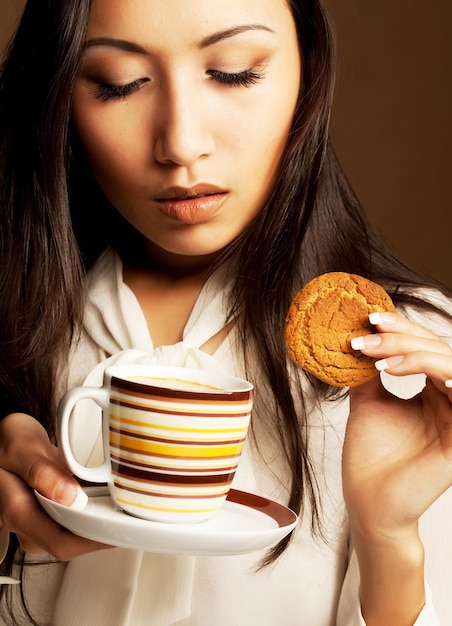Photo asian woman drinking coffee or tea