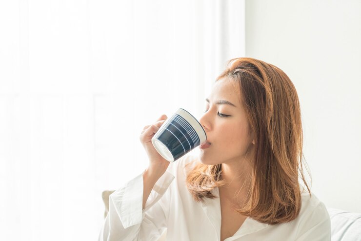 Photo コーヒーを飲むアジアの女性