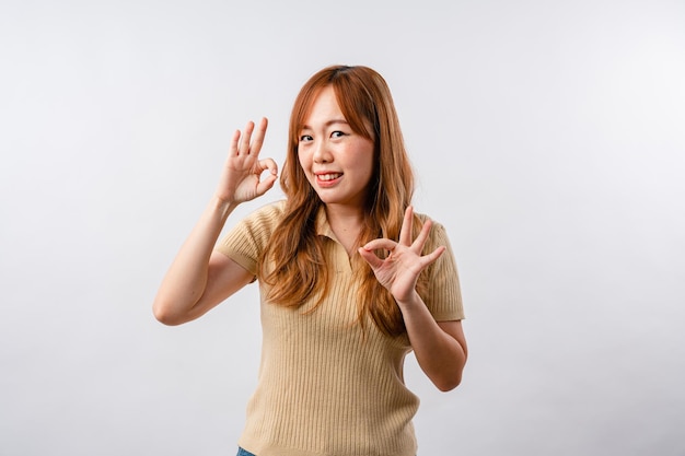 アジアの女性の感情ライフスタイルレジャーと美容コンセプト明るい幸せな陽気で笑顔