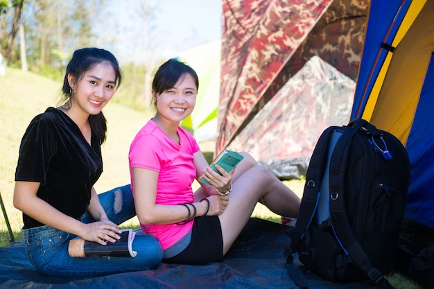 아시아 여성은 태국의 여름 캠프에서 함께 즐긴다