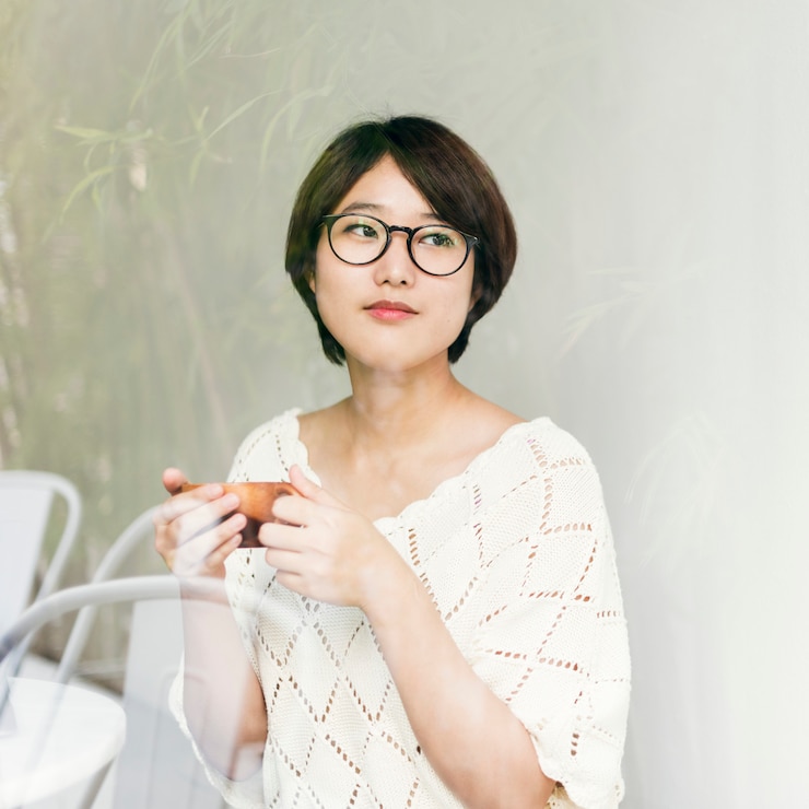 Photo 彼女のお茶を楽しんでいるアジアの女性