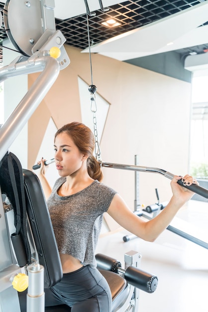 Esercizio di donna asiatica in palestra