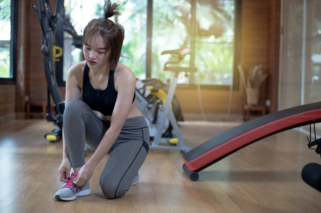 Foto donna asiatica che si esercita in palestra, allenamento della giovane donna nella forma fisica per lei sana