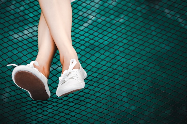 Photo asian woman foot relax on sea