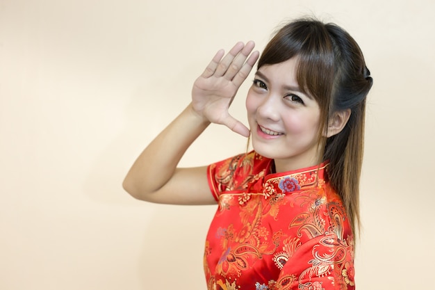 Photo asian woman greeting in traditional chinese or cheongsam