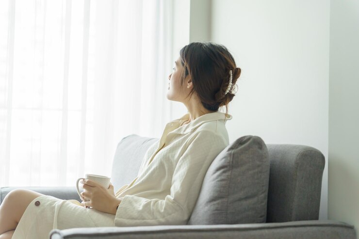 Photo カフェを握るアジア人女性の手
