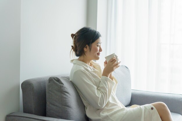 Photo asian woman hands holding cup of coffee