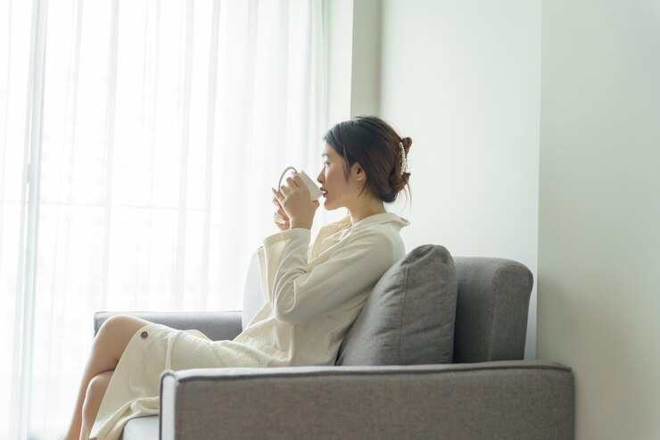 Photo 커피 컵 을 들고 있는 아시아인 여자