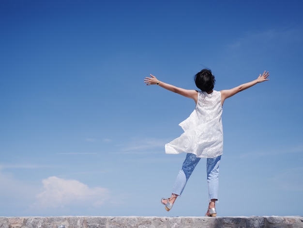 写真 アジアの女性の幸せとビーチと青い空に笑顔