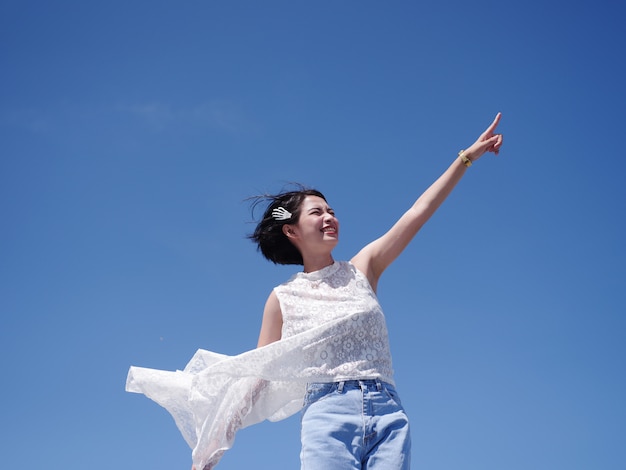 写真 アジアの女性の幸せとビーチと青い空に笑顔