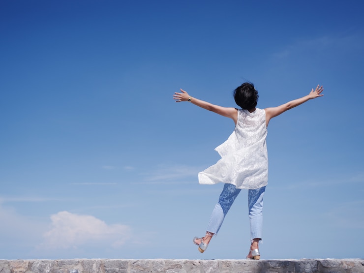 Photo アジアの女性の幸せとビーチと青い空に笑顔