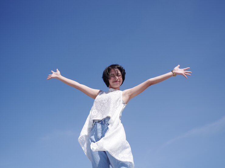 Photo アジアの女性の幸せとビーチと青い空に笑顔