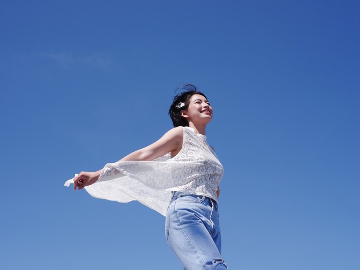 Photo アジアの女性の幸せとビーチと青い空に笑顔