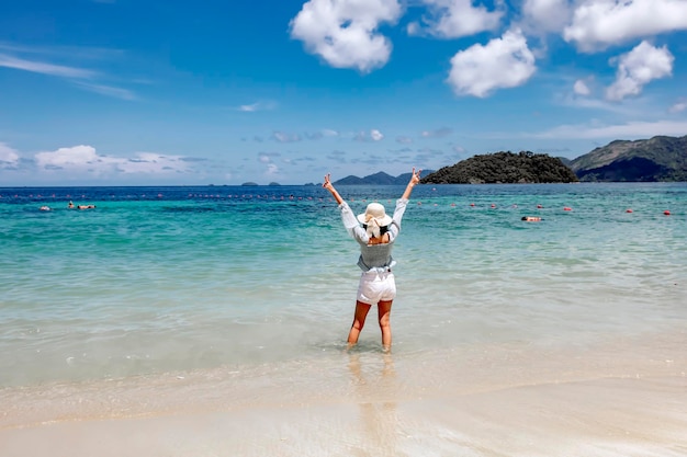 태국 코리페(Koh Lipe Thailand) 모래 해변에서 행복한 산책을 하는 아시아 여성