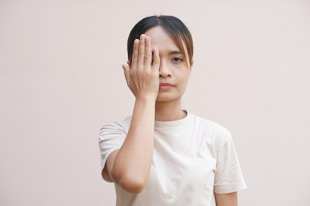 写真 アジアの女性は目が痛い