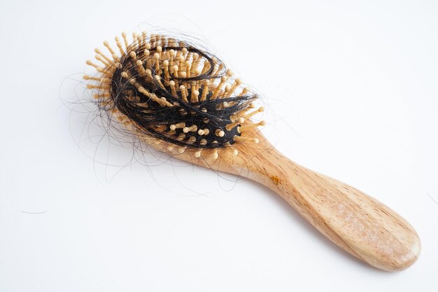 Foto la donna asiatica ha problemi con la perdita dei capelli lunghi attaccata al pettine