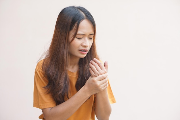 Photo asian woman having hand numbness