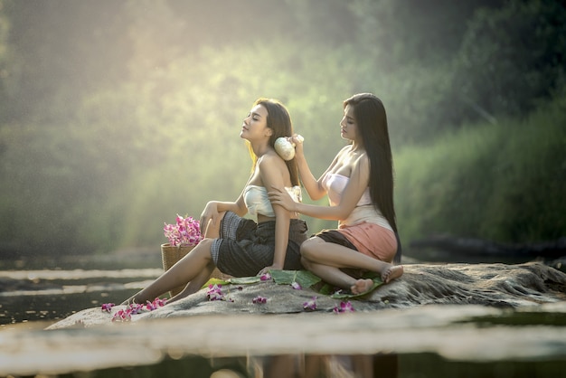 アジアの女性マッサージとスパサロン美容トリートメントコンセプト。