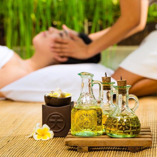 Photo asian woman having a massage in tropical setting