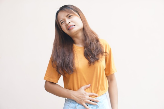 Foto donna asiatica che ha mal di stomaco dalle mestruazioni