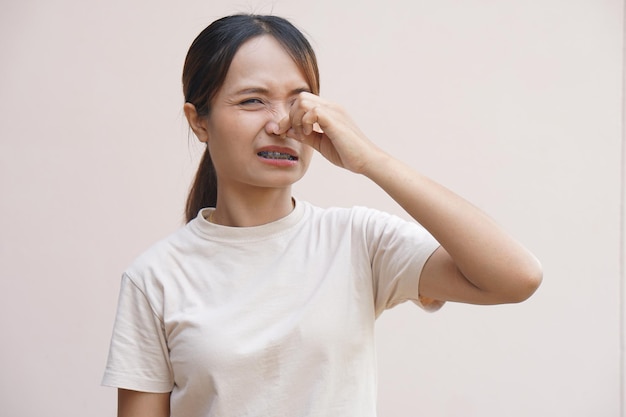 Photo asian woman having stuffy nose from cold