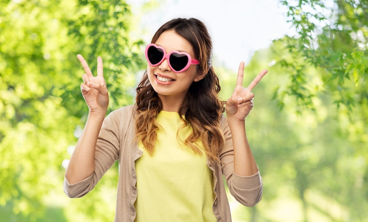 Photo asian woman in heartshaped sunglasses