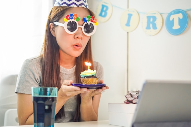 Foto la donna asiatica sta tenendo una torta di compleanno