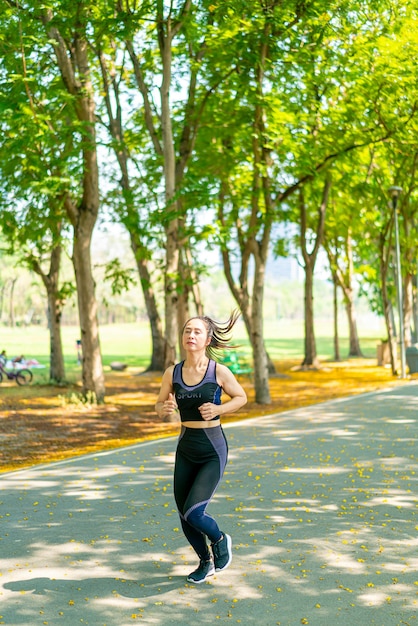 Donna asiatica che pareggia e che corre al parco