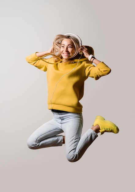 Photo asian woman jumping in studio