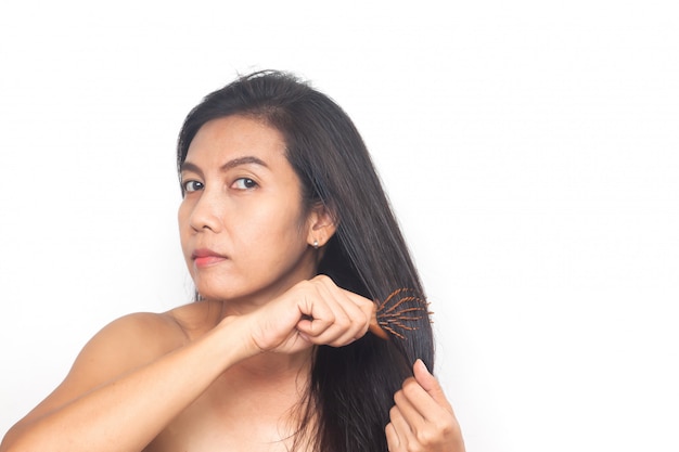 Foto capelli neri lunghi della donna asiatica su fondo bianco. salute e chirurgia