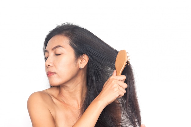 Волосы азиатской женщины длинные черные на белой предпосылке. Здоровье и хирургия