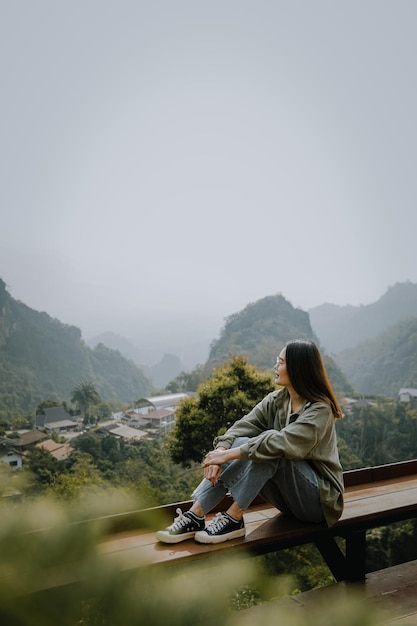 아름다운 산의 전망을 바라보는 아시아 여성, 풍경 개념을 가진 사람들.