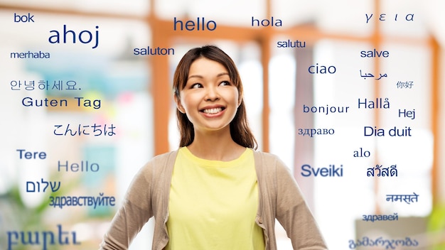 Фото Азиатская женщина смотрит вверх над иностранными языками