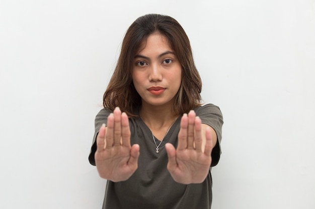 Photo asian woman making stop gesture with her hand