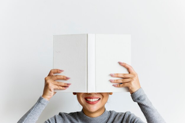 Photo an asian woman reading a book