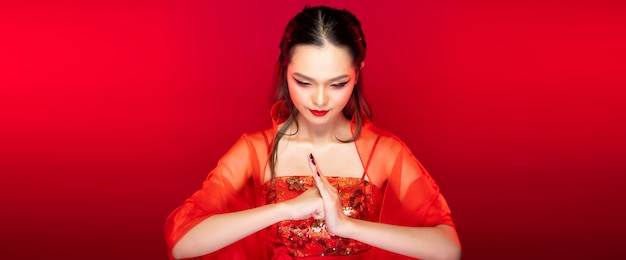Азиатская женщина в красном традиционном костюме Vintage