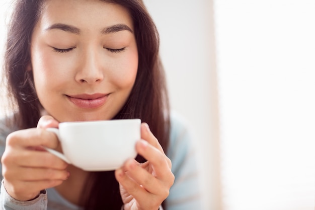 写真 アジア人、女性、ソファー、コーヒー、リラックス