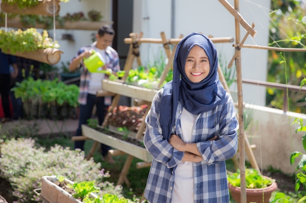 屋上農場でアジアの女性