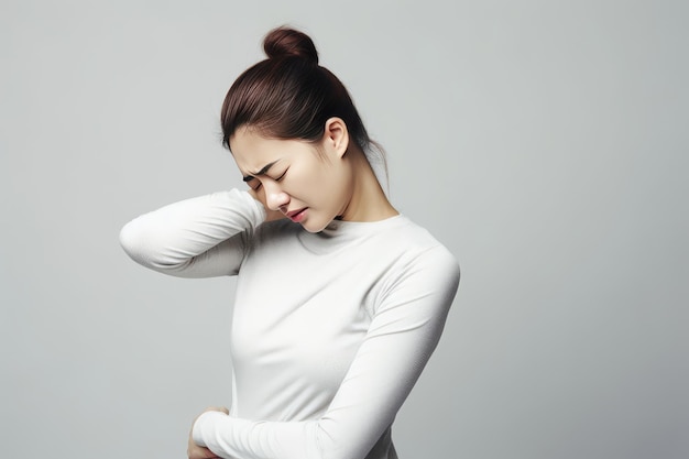 사진 아시안 여성 이 통증 있는 목 과 등 을 마사지 하고 있다