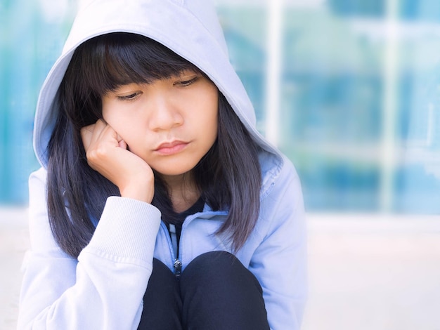 写真 アジア人女性 悲しい心の壊れ コンセプト