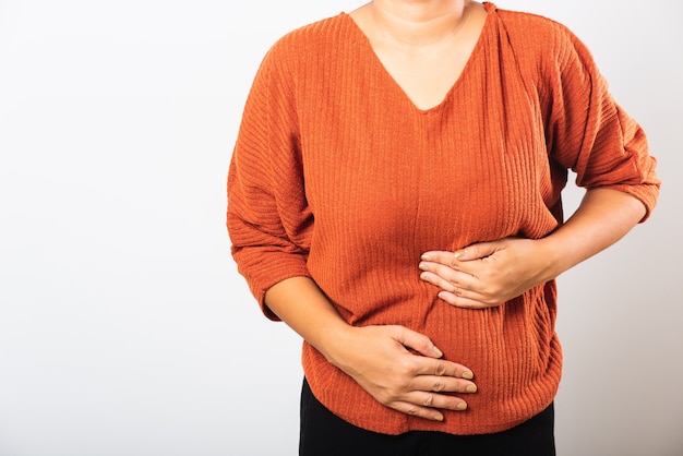 La donna asiatica che ha ammalato ha mal di stomaco