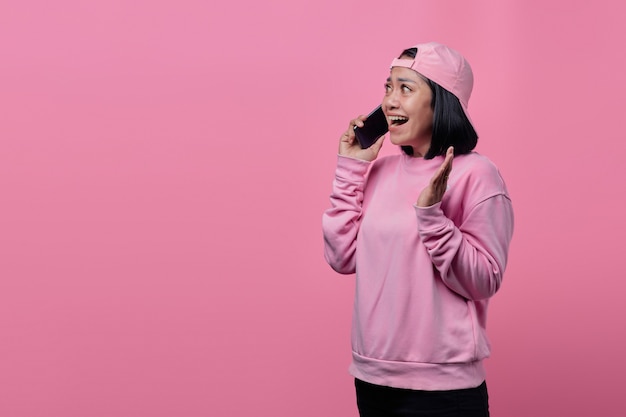 Азиатская женщина шокирована и удивлена при входящем звонке на смартфон