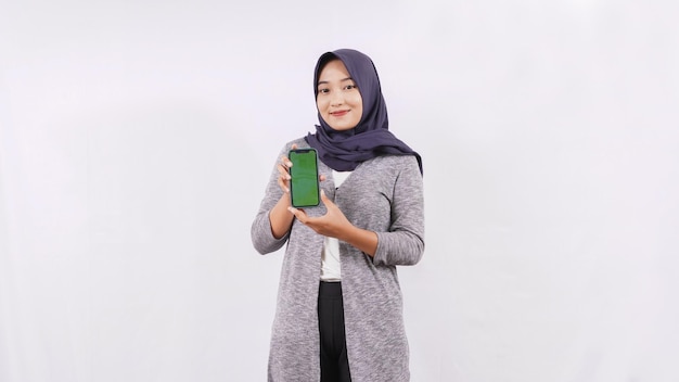 白い背景で隔離のスマートフォン画面を示すアジアの女性