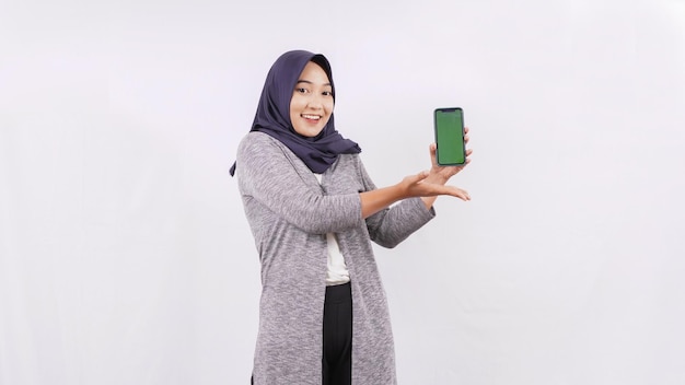 白い背景で隔離のスマートフォン画面を示すアジアの女性