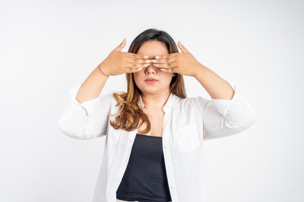 Photo asian woman shut her eyes with hand