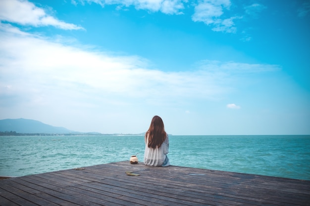 アジアの女性は海に座る