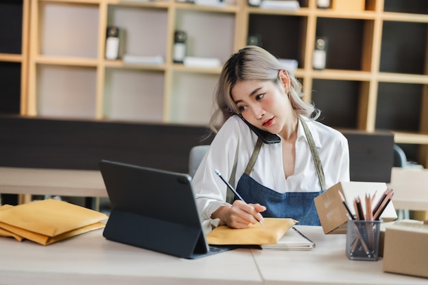 アジアの女性の中小企業の起業家スタートアップ e ビジネス オーナー オンライン ショッピングの配信から顧客の成功のショッピング中小企業 xA に注文を確認した後