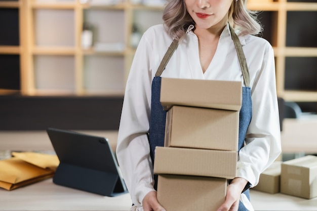 Proprietario di ebusiness di avvio di una donna asiatica imprenditore dopo aver controllato l'ordine dalla consegna dello shopping online allo shopping di successo del cliente piccolo businessxa