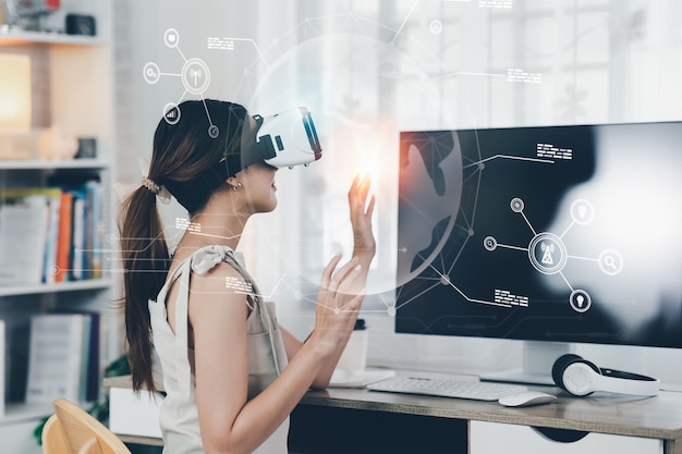 아시아 여성은 웃고 VR 게임 3D 디바이스 새로운 혁신 안경을 통해 집에서 즐겁게 지내고 있습니다.