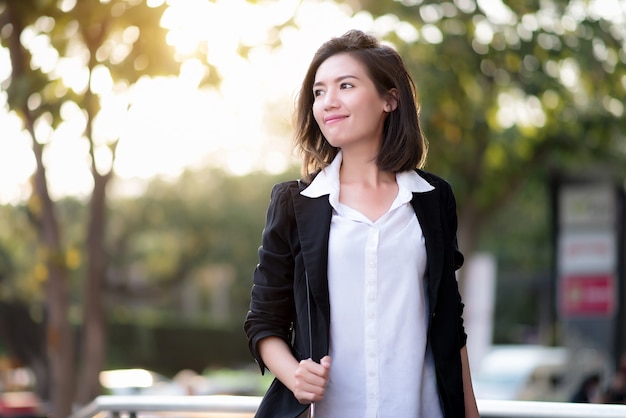 Photo asian woman smiling in outdoor